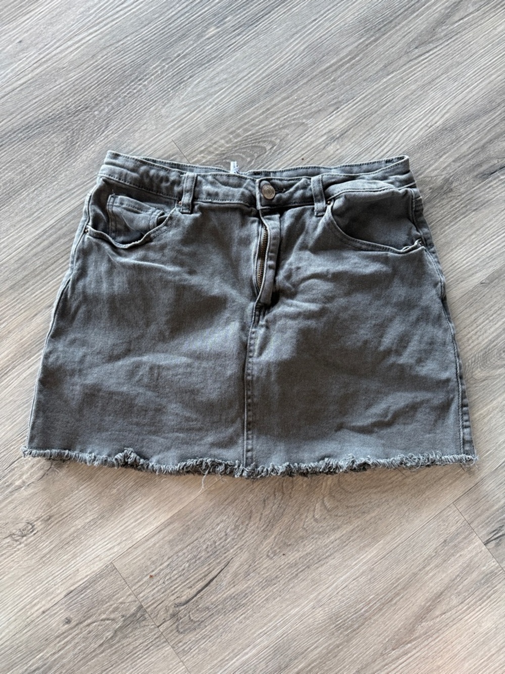 Zenana Outfitters Charcoal Frayed-Hem Denim Mini Skirt size medium